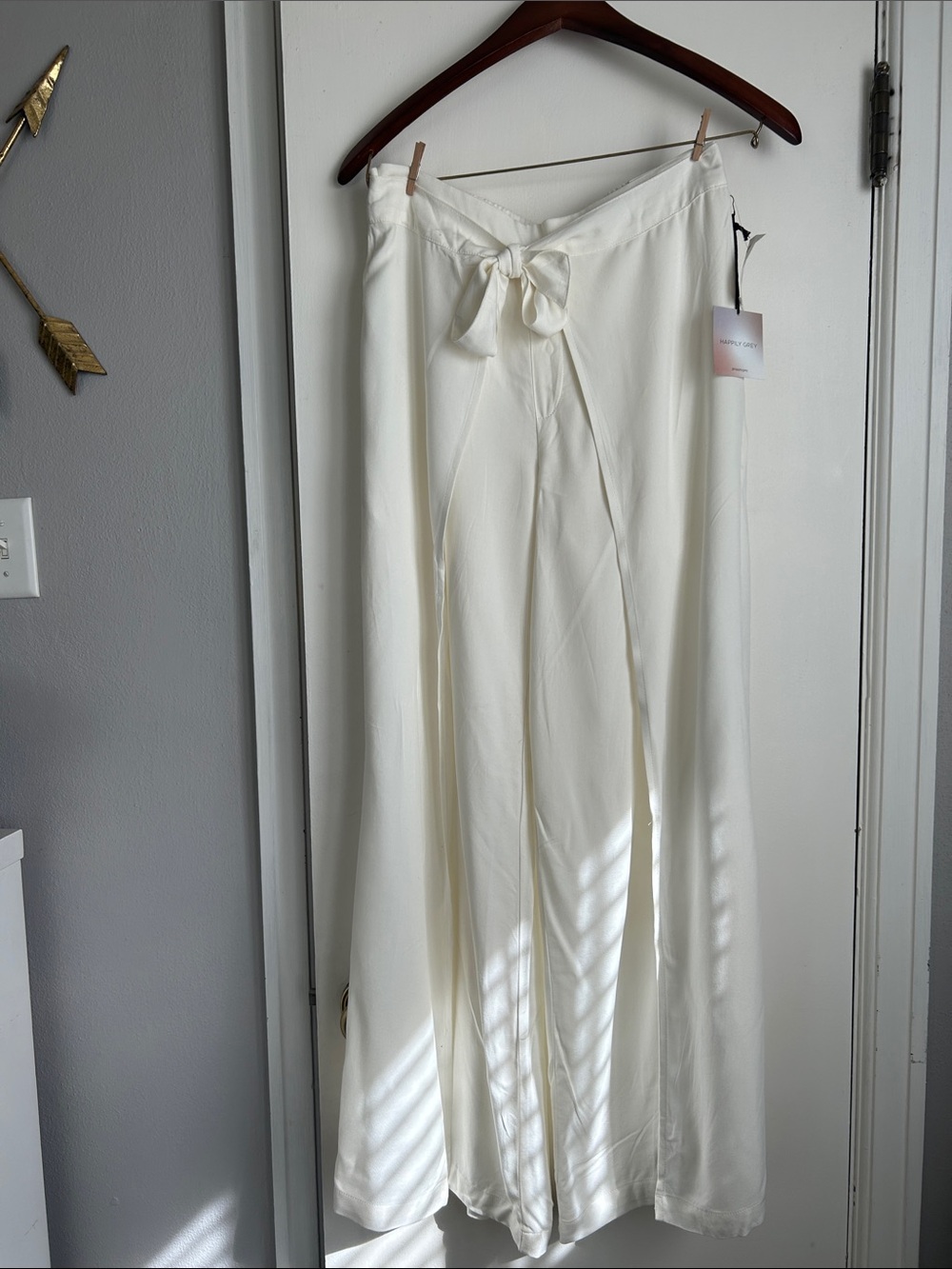 Wide-Leg Tie-Waist Pants in Cream